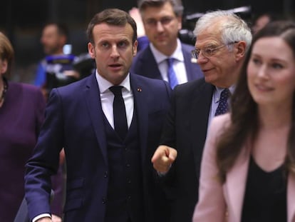 Foto: Angela Merkel, Emmanuel Macron y Josep Borrell, este jueves en Bruselas. (AP) / Vídeo: Declaraciones de Charles Michel.