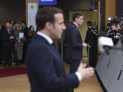 Macron y Sánchez se dirigen a los representantes de los medios en el Consejo Europeo en Bruselas. En vídeo, declaraciones de Sánchez.