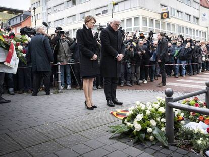 El presidente alemán, Frank-Walter Steinmeier, y su esposa, Elke Büdenbender, en un homenaje a las víctimas, este jueves en Hanau.