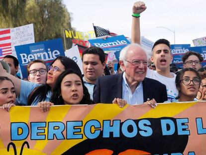 Bernie Sanders con activistas de su campaña en una manifestación el pasado domingo en Las Vegas. En vídeo, declaraciones de Sanders en el acto de campaña de este viernes, en Nevada.