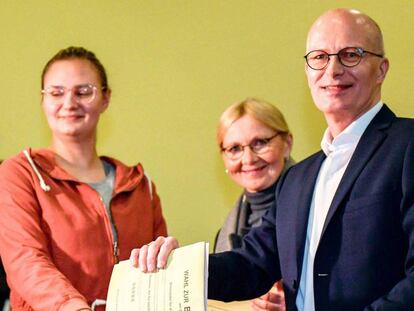 El alcalde de Hamburgo, el socialdemócrata Peter Tschentscher, deposita su voto este domingo en Hamburgo. En vídeo, la celebración de Los Verdes.