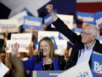 Bernie Sanders y su esposa Jane celebran la victoria en Nevada con sus seguidores en San Antonio, Texas, este sábado.