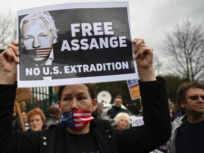 Protesta en apoyo a Assange, este lunes en Londres.