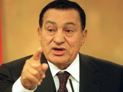 El presidente de Egipto, Hosni Mubarak, analiza la situación en Oriente Próximo en el palacio de la Moncloa en 2002. En vídeo, repaso a la vida de Mubarak.