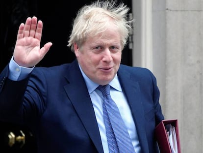 El primer minstro del Reino Unido, Boris Johnson, abandona este miércoles su residencia de Downing Street.