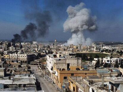 Un edificio bombardeado en Saraqib, el pasado domingo, en la provincia siria de Idlib. En vídeo, el ejército turco bombardea varios objetivos en Siria.