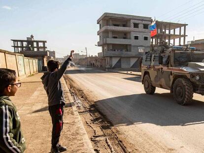 Fuerzas sirias en la ciudad siria de Darbasiyah, cerca de la frontera con Turquía, el pasado lunes. En vídeo, el ejército sirio mata a 33 soldados turcos en la frontera entre ambos países.