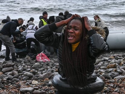 Una migrante de Gambia llora tras tocar tierra en Lesbos, este sábado. En vídeo, declaraciones del presidente turco, este sábado.