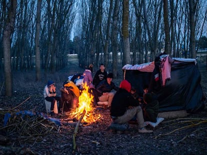 Un grupo de migrantes acampa este domingo en la orillo turca del río Evros. En vídeo, ciudadanos de Lesbos tratan de impedir el desembarco de refugiados sirios.
