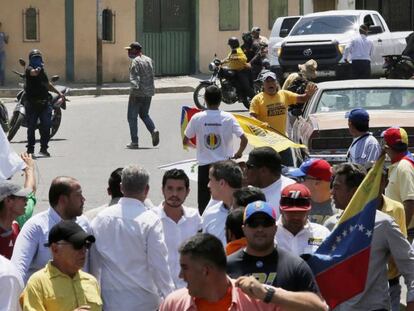 Un hombre con el rostro cubierto apunta a Juan Guaidó con una pistola durante una concentración en Barquisimeto. En vídeo, las imágenes del ataque.