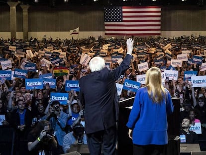 Bernie Sanders y su esposa, Jane, el domingo en el Centro de Convenciones de Los Ángeles. En vídeo, Sanders defiende su elegibilidad ante Trump.