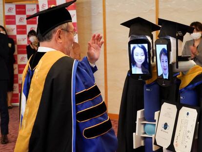 En la imagen, el rector de la escuela de negocios BBT felicita a dos graduados a través de robots avatares. En el vídeo, la ceremonia de graduación del centro de estudios japonés.