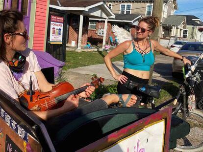 La violinista Anna Roznowska y la conductora de bicitaxi Sarah Grant en una calle de Nueva Orleans el pasado miércoles. En vídeo, una de las presentaciones callejereas del dúo.