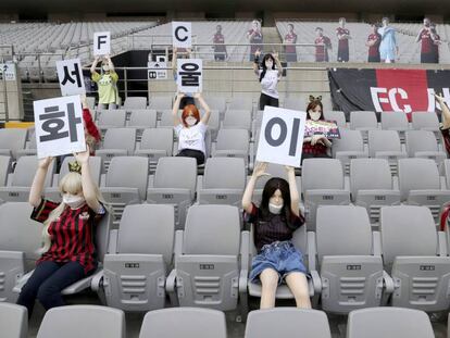 Muñecas sexuales colocadas en las gradas del estadio del FC Seoul. En vídeo, las imágenes que mostró la televisión surcoreana.