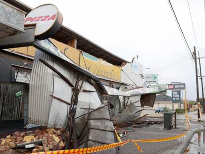 Daños en comercios de Perth (Australia Occidental) causados por el fuerte viento. En vídeo, los destrozos de la tormenta.