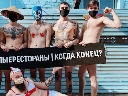 Empleados del restaurante Funky Food de Krasnodar (Rusia) posan desnudos para protestar por que su local permanezca cerrado. En vídeo, varias fotografías de hosteleros desnudos inundan las redes sociales en Rusia.