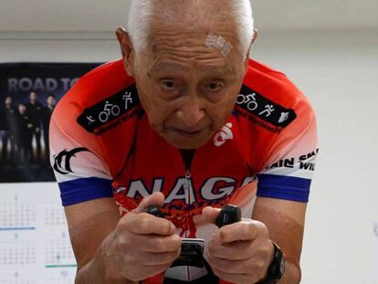 El triatleta Hiromu Inada en su gimnasio en Chiba (Japón). En vídeo, uno de los entrenamientos de Inada