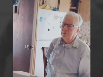 Derlin Newey, repartidor de pizza de 89 años, en el momento en el que recibe un cheque por valor de 12.000 dólares.