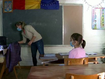 Ana Masnit da clase a sus alumnos. En vídeo, el testimonio de esta profesora que hace 13 kilómetros diarios para trabajar.