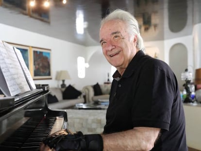 Unos guantes biónicos devuelven la capacidad de tocar a un pianista de 80 años.