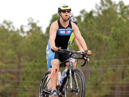 Chris Nikic, durante la parte en bicicleta de la competición, en Florida. En vídeo, el momento en el que Nikic completa la carrera.