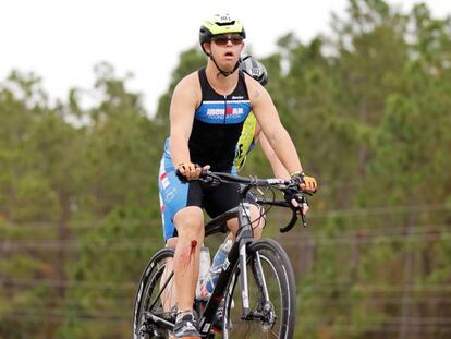 Chris Nikic, durante la parte en bicicleta de la competición, en Florida. En vídeo, el momento en el que Nikic completa la carrera.