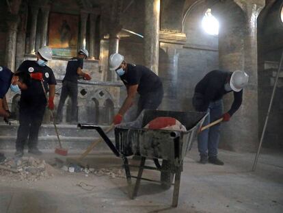 El grupo de voluntarios, en tareas de limpieza de la iglesia de Santo Tomás de Mosul (Irak).