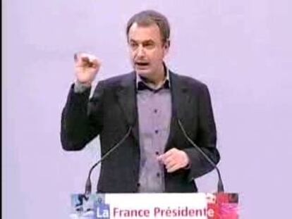 El jefe del Gobierno español apoyó a la candidata socialista a las presidenciales francesas ante 22.000 personas.