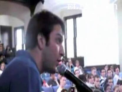 Un joven que preguntaba a John Kerry en un acto público es inmovilizado por los agentes de seguridad con porras eléctricas. Imágenes recogidas en Youtube