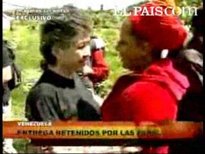El canal Telesur ha ofrecido imágenes del momento en que Clara Rojas y Consuelo González, secuestradas por las FARC, fueron liberadas.