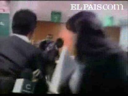 Un militar retirado ha provocado el pánico en un banco de Bogotá, la capital Colombiana; con una granada en la mano y muy nervioso, el hombre amenazaba con matarse delante de sus 19 rehenes. Tres policías camuflados de periodistas le han logrado reducir en un momento.