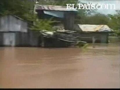 En Colombia al menos cinco personas han muerto y otras siete han resultado heridas víctimas de un alud de tierra en la frontera con Venezuela. El deslizamiento de tierra fue provocado por las fuertes lluvias que caen en todo el país desde hace varios días. Unas precipitaciones que han inundado unos 155 municipios del país. 80.000 personas se están viendo afectadas por estas lluvias. Miles de viviendas han quedado dañadas.