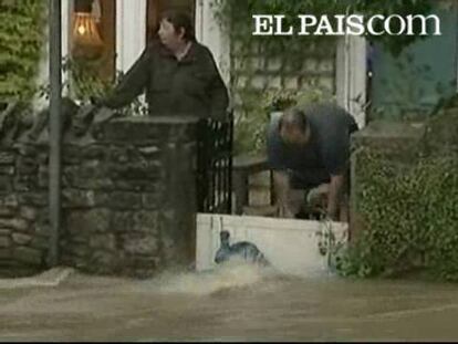 El Reino Unido está sufriendo los efectos de fuertes lluvias en los últimos días. En el condado de Somerset, al oeste del país, las precipitaciones están provocando estragos.Varios ríos se han desbordado y han inundado casas ycalles mientras que decenas de vehículos han quedado atrapados en el lodo.Las previsiones anuncian más lluvias en esta parte occidental del Reino Unido.