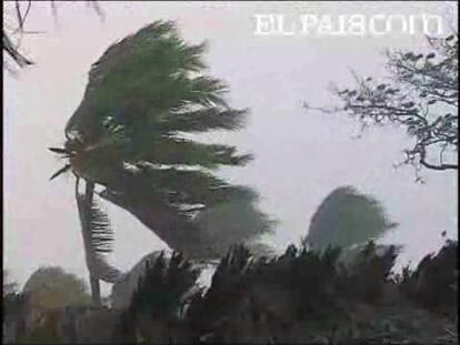 La tormenta tropical que afecta a Centroamérica ha dejado un muerto y cientos de evacuados. Los países afectados por las lluvias son Nicaragua, Costa Rica, Honduras y El Salvador.La tormenta está acompañada por rachas de viento de hasta 100 km/h, lo que ha provocado derrumbes en carreteras y viviendas. Además, las fuertes lluvias que se han intensificado en las últimas horas, han causado importantes inundaciones. Según Luis García, Director del Servicio Nacional de Estudios Territoriales de El Salvador, estas lluvias van a continuar.