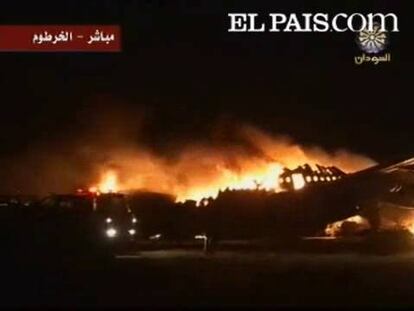 Un avión de pasajeros se ha estrellado cuando trataba de aterrizar en el aeropuerto de Jartún, la capital de Sudán. El aparato que, según las primeras informaciones, llevaba cerca de 200 pasajeros a bordo, se ha incendiado tras el accidente. Los bomberos luchan contra las impresionantes llamas que se desprenden de la aeronave. Todavía no se sabe qué suerte han corrido las personas que viajaban en el avión, procedente de Jordania. 