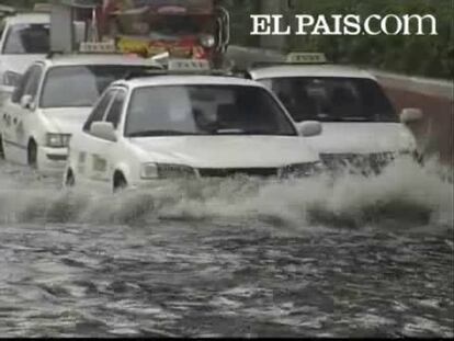 Más de 60.000 personas han sido evacuadas por el riesgo de desprendimientos de tierras a causa de las fuertes lluvias.