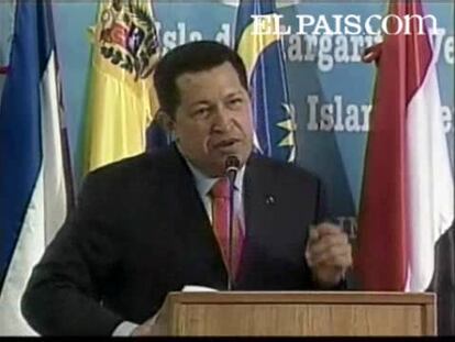 El presidente de Venezuela, Hugo Chávez, ha felicitado a Colombia por la liberación de los rehenes. Chávez dijo que está alegre porque "no se ha derramado ni una gota de sangre" Además, aseguró que se trata de un triunfo de la vida y de la paz.