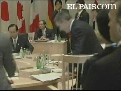 Segundo día de reuniones para los líderes del G8 en Toyako, al norte de Japón. La crisis de los alimentos y la estabilización del precio del petróleo volverán a protagonizar la jornada de hoy. Sin embargo, ya ha se ha conseguido un primer principio de acuerdo en uno de los grandes temas de la cumbre, el cambio climático. Los siete países más ricos del mundo y Rusia se han comprometido a reducir a la mitad las emisiones de carbono a la atmósfera para 2050.