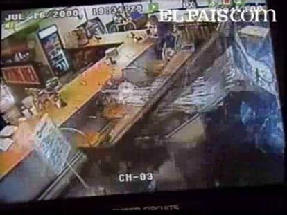 Un herida en el brazo y un buen susto es lo que se ha llevado este hombre en un restaurante de Carolina del Norte, en Estados Unidos.