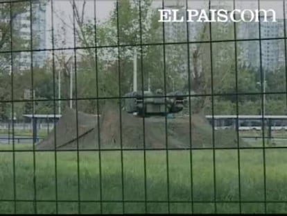 La seguridad, una de las máximas prioridades del férreo régimen chino desde que Pekín fuera designada como sede de los Juegos Olímpicos, se ha convertido ya en una obsesión tras el atentado del pasado lunes que costó la vida a 16 policías en Xinjiang, en la zona noroeste del país. Cacheos constantes a los turistas en la emblemática plaza de Tiananmen; sofisticados detectores de explosivos en las entradas del Metro; baterías con misiles tierra-aire cerca del inmenso Parque Olímpico; patrullas constantes de decenas de miles de policías y soldados en las calles y en el aeropuerto, revisión enfermiza de las acreditaciones de los periodistas... A dos días de la ceremonia inaugural, que los organizadores preparan con mimo, todo es poco para sofocar cualquier tipo de protesta y, especialmente, otro ataque terrorista que sacuda la tranquilidad de unos Juegos que van camino de convertirse en un escaparate para la propaganda del autoritarismo chino.