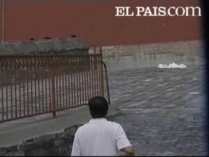 Un hombre de nacionalidad china ha atacado este sábado a un guía turístico chino y a dos turistas estadounidenses, en el centro de Pekín. Uno de los agredidos, familiar del entrenador del equipo masculino de voleibol de EEUU, ha muerto tras el ataque. Tras la agresión, el atacante se suicidó saltando desde el segundo piso de la Torre del Tambor, un popular enclave turístico de la capital china.La policía llegó al lugar del crimen después de recibir una llamada alertando del suceso y envió al hospital a los dos heridos restantes.Un portavoz de la Oficina Gubernamental de Información de Pekín explicó que el agresor era un hombre de 47 años de edad y que procedía de la ciudad de Hangzhou. Por el momento, se desconoce el móvil del crimen.Las autoridades chinas ya han iniciado las investigaciones del caso.