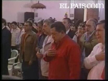 La investidura del presidente paraguayo Fernando Lugo fue una fiesta. Después de una ceremonia solemne llegaron los discursos y luego un recital. El presidente de Venezuela Hugo Chávez prometió abastecer a Paraguay de todo el petróleo que necesite e hizo un regalo a su homólogo paraguayo: una réplica de la espada de Simón Bolívar, que Lugo prometió utilizar metafóricamente contra la corrupción que sacude el país. Después, ambos mandatarios se subieron al escenario a cantar animadamente ante centenares de personas para celebrar la investidura de un presidente, que pone fin a seis décadas de gobierno del Partido Colorado en Paraguay.