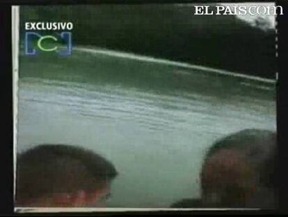 La television colombiana ha emitido imágenes de la huída del ex-congresista Oscar Tulio Lizcano preso durante ocho años de las FARC. El ex congresista colombiano Oscar Tulio Lizcano viajaba en una canoa cuando se cruzó con un grupo de militares. Atrás dejaba tres días por la selva y ocho años de secuestro a manos de las Farc. Tal era su debilidad que los soldados tuvieron que ayudarle a caminar. A sus 62 años, el parlamentario se recupera en una clínica donde le han diagnosticado múltiples problemas de salud.