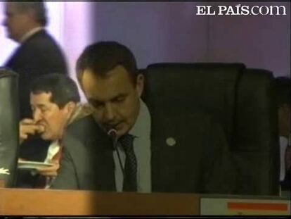 La anécdota de la jornada de ayer en la XVIII Cumbre Iberoamericana fue que durante el discurso el jefe del Ejecutivo, en el que habló también del hambre en América latina, las cámaras grabaron a uno de los asistentes degustando su almuerzo.
