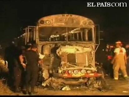 En Guatemala, 16 campesinos han muerto calcinados dentro del autobús en el que viajan por una carretera rural del este del país. La mayoría de ellos eran trabajadores de las plantaciones de melones. Aunque se desconocen las causas. Las autoridades guatemaltecas no descarta que el incendio fuese intencionado ya que los fallecidos se encontraban sentados en sus asientos y no parecía haber indicios de que hubieran tratado de huir.