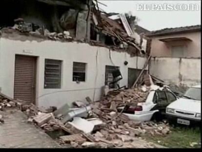 La comisaría de la ciudad brasileña de Botucatú ha quedado completamente destrozada. Fue dinamitada por una banda criminal para eliminar los archivos de denuncias. Además, los atacantes se llevaron armas, drogas incautadas y el ordenador central de esta comisaría. Nadie resultó herido, ya que el edificio se encontraba vacío en el momento de la explosión.