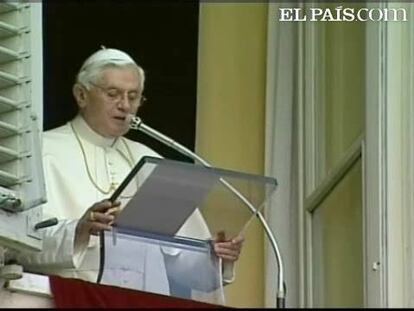 Este domingo, en la Plaza de San Pedro, en la Ciudad del Vaticano, el Papa Benedicto XVI ha expresado su pesar y preocupación por las víctimas de la violencia "sin sentido" de los ataques terroristas de Bombay y de los enfrentamiento de Nigeria. En ambos sucesos, que Benedicto ha calificado de "trágicos", al menos un centenar de personas ha perdido la vida. El Papa ha invitado a los fieles congregados durante el Angelus a unirse a él en sus oraciones por todas las víctimas y los heridos. "Quiero invitaros a todos a rezar conmigo por el elevado número de víctimas tanto de los brutales ataques terroristas ocurridos en Bombay, India, como en los enfrentamientos que han estallado en Jos, Nigeria. Además, quiero rezar por los heridos. Las causas y circunstancias de estos dos trágicos sucesos son diferentes, pero el horror y la condena por una explosión de tamaña crueldad y violencia sin sentido los funde en un solo", ha expresado el Pontífice.