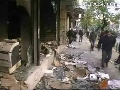 Siguen los graves disturbios en Grecia tras la muerte de un adolescente por el disparo de un policía y hoy los principales enfrentamientos se produjeron en la ciudad de Salónica (norte). Unos 300 manifestantes de izquierdas lanzaron artefactos incendiarios contra las fuerzas del orden, que contestaron con gases lacrimógenos, que inundaron el centro de la ciudad portuaria, al norte de Grecia.