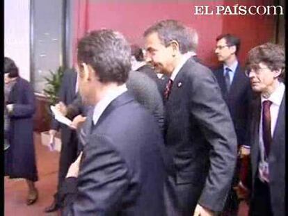 El presidente del Gobierno, José Luis Rodríguez Zapatero, ha asistido a la cumbre de jefes de Estado y de Gobierno que se celebra en Bruselas, en la que se debaten medidas contra la crisis económica.