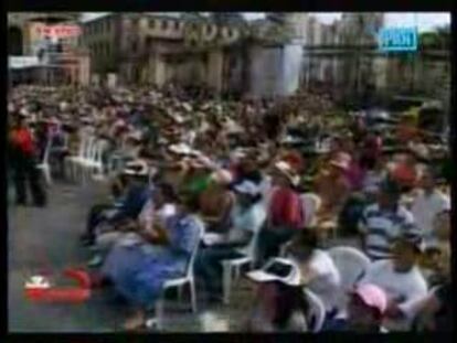 Alan García canta valses en un concurso solidario de la televisión peruana